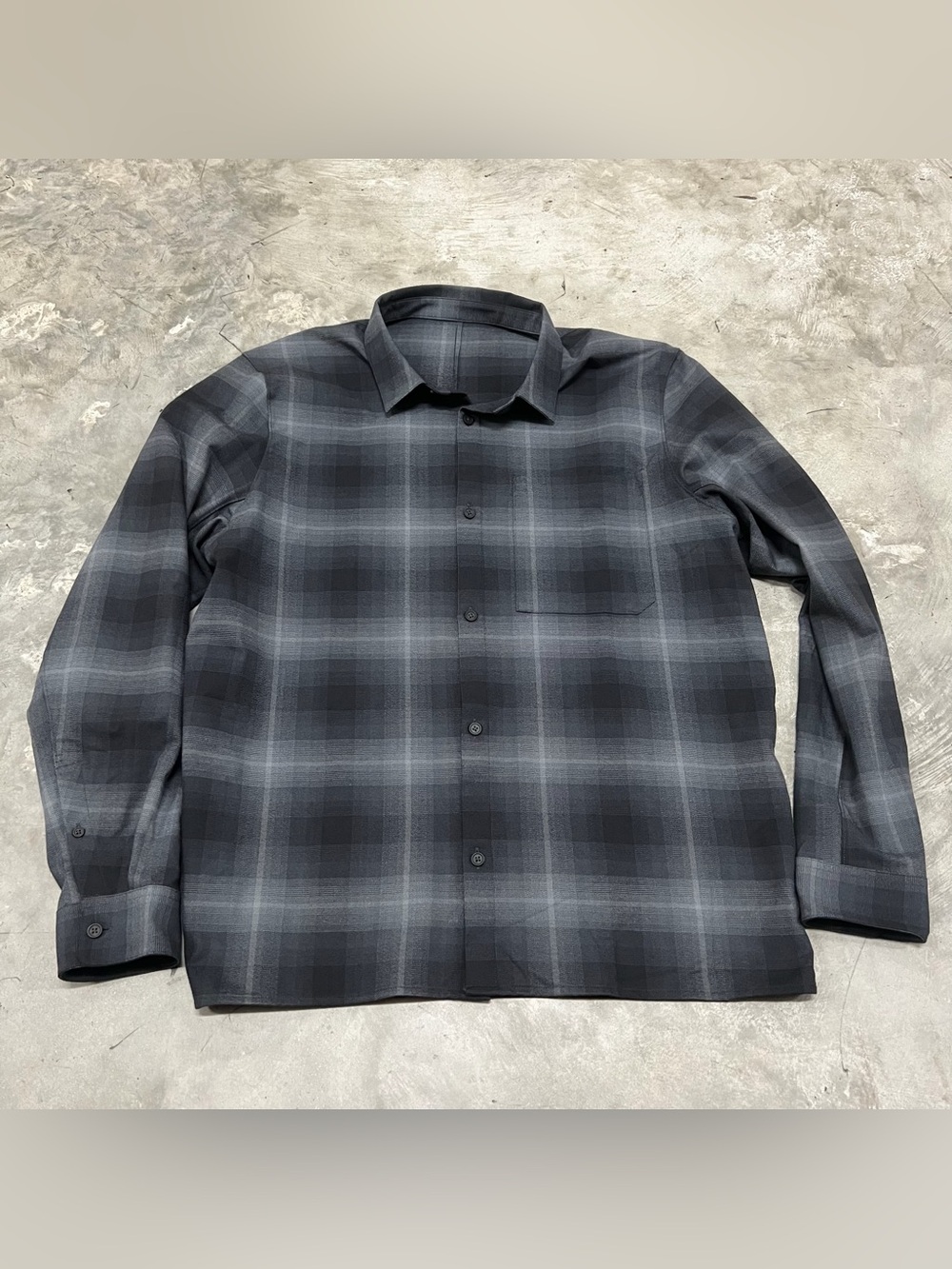 Men’s Size Large Lululemon Brushed Woven Overshirt Button Up LM3FBLS Gray Black